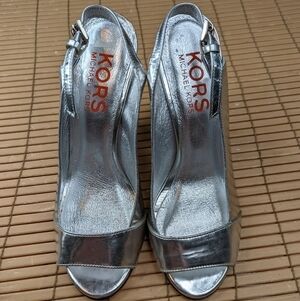 Michael Kors women's sz 6M silver leather slingback 4" heel sandals. TUpm